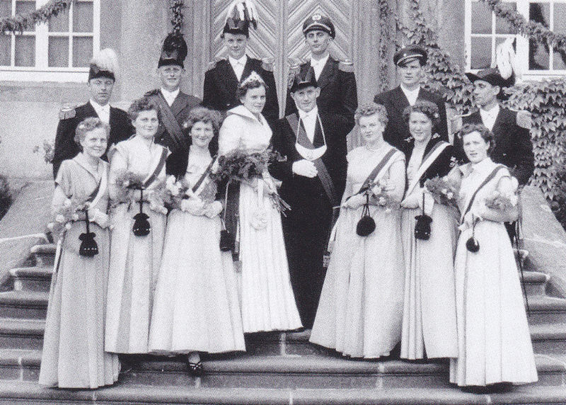 Datei:Hofstaat-johannes-1954.jpg