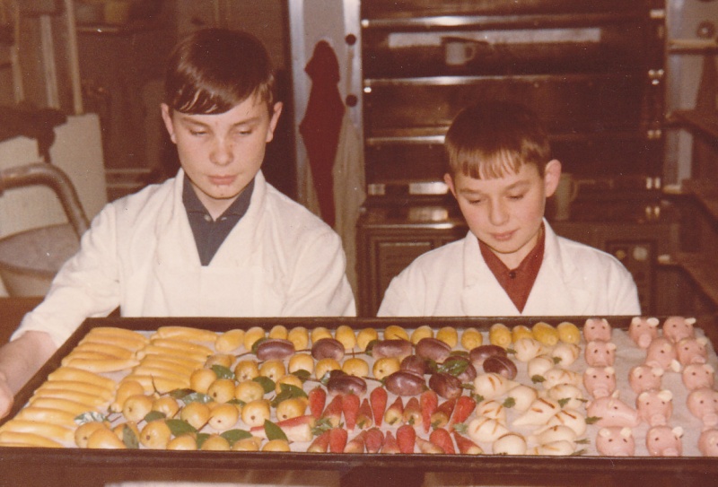 Datei:Bäckerei-Sasse-Lehrling.jpg