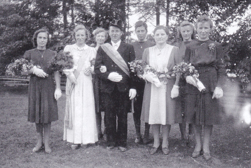 Datei:Hofstaat-sebastian-1947.jpg
