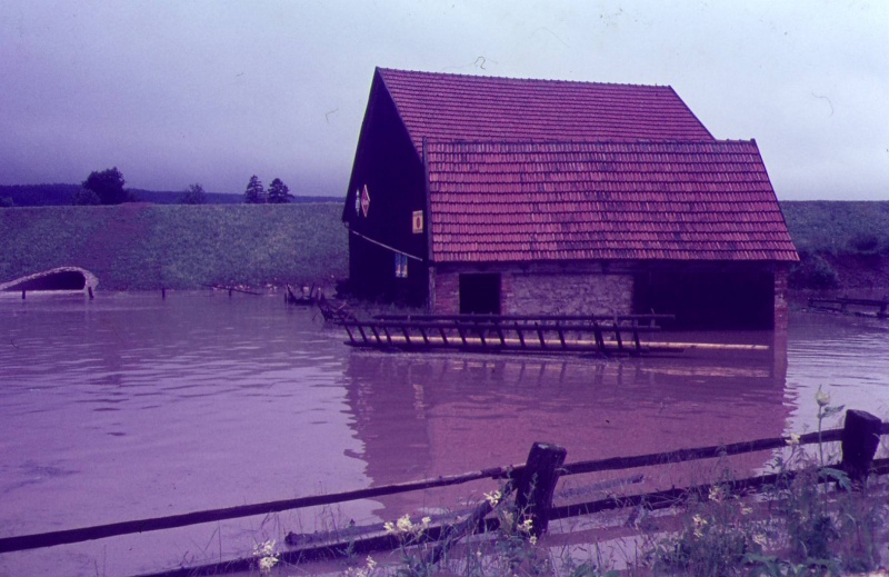 Datei:Hochwasser 1965 Scheune Neuenheerser Str.JPG