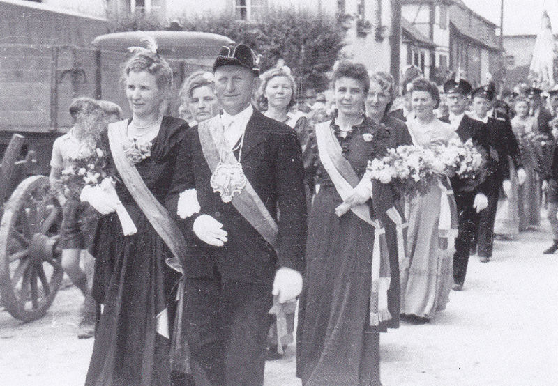 Datei:Hofstaat-sebastian-1949.jpg