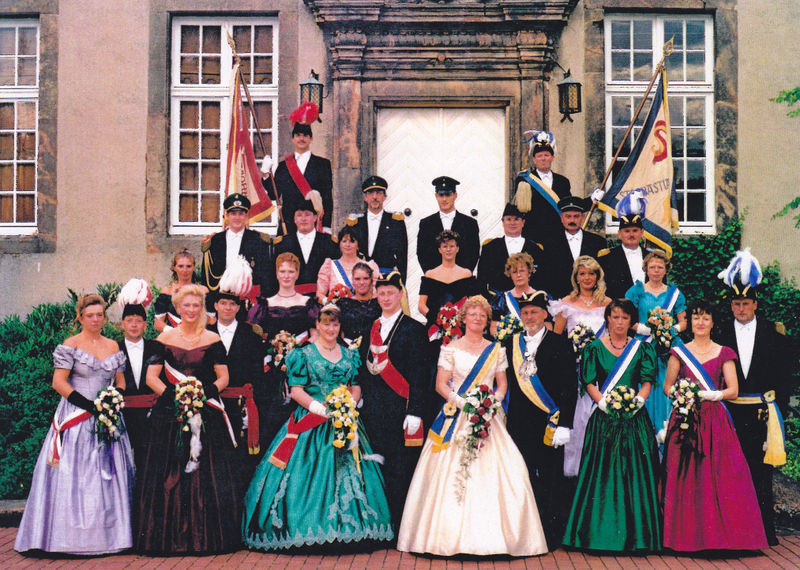 Datei:Hofstaat-gruppenfoto-1996.jpg