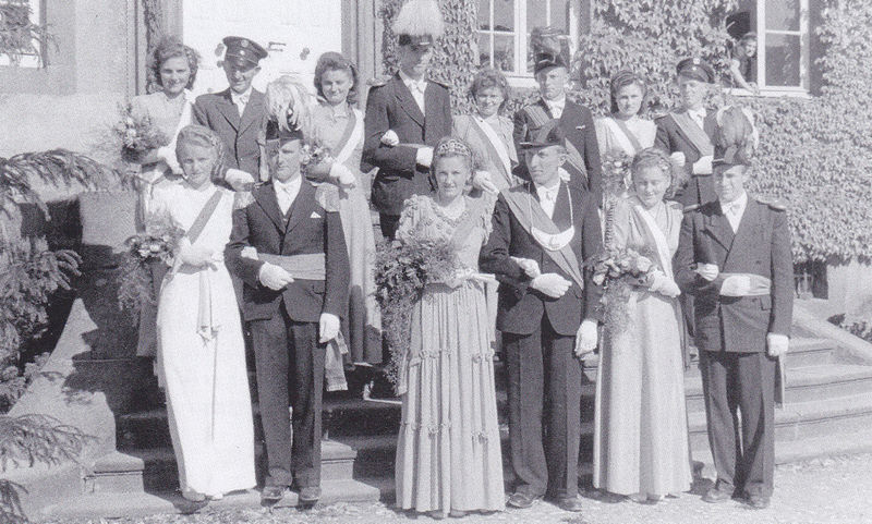 Datei:Hofstaat-johannes-1949.jpg