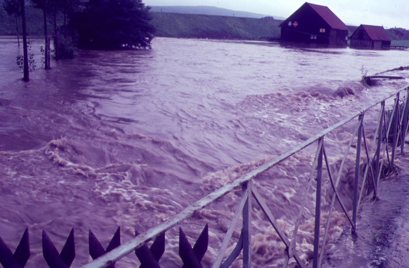 Datei:Hochwasser 1965 Neuenheerser Str.JPG