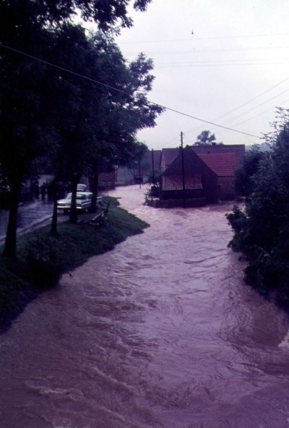 Datei:Hochwasser 1965 Neuenheerser Straße 2.jpg