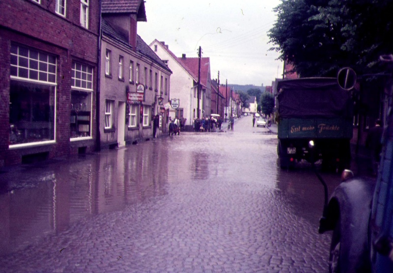 Datei:Hochwasser 1965 Langestr LKW.JPG