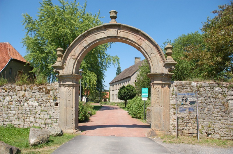 Datei:Willebadessen-Sommer-Torbogen.jpg